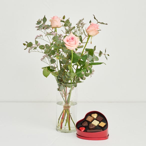 Den søde valentinsbuket - lyserøde roser med metalhjerte